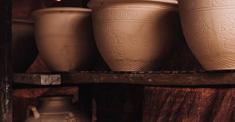 Kapillar-Keramikmöbel: Leise Verdunstungskühlung und Wärmespeicher im Regal für Sommer und Winter