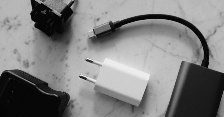 USB‑C‑Möbel mit 48‑V‑DC-Bus: Das steckdosenfreie Zuhause für Laptop, Leuchte und Lautsprecher