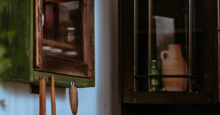 Lehmkühlschrank 2.0: Stromloser Pantry-Schrank aus Terrakotta für moderne Küchen