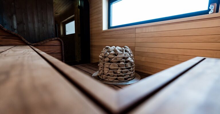 Thermoaktive Möbel mit Phasenwechselmaterial: Leiser Klima-Puffer für Wohnzimmer, Bad und Tiny House