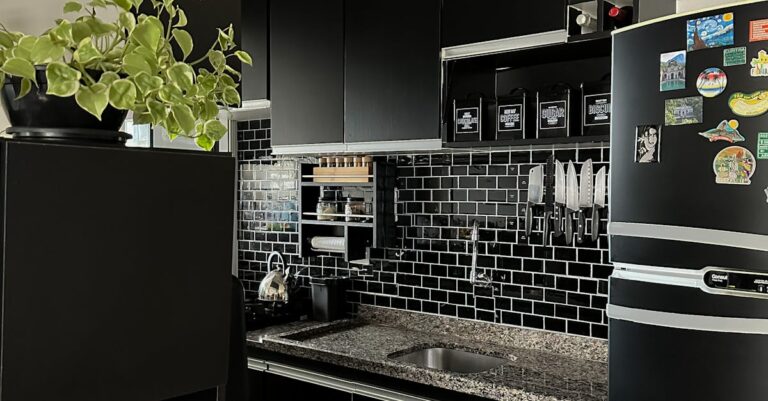 Magnetwände 2.0: Unsichtbare Stahlfolien machen Regale, Leuchten und Pflanzen flexibel – ganz ohne Bohren