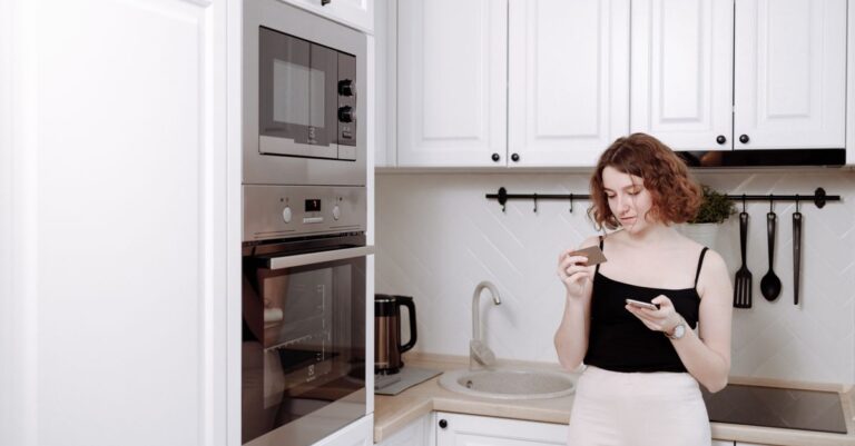 E‑Paper im Zuhause: Unsichtbar smart beschriftete Regale, Möbelfronten und Einkaufslisten mit Minimalstrom